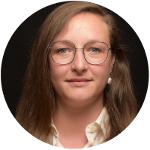 Eine Frau mit Brille