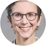 Eine Frau mit Brille, sie lächelt