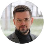Ein Mann mit Bart und Brille