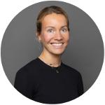 Eine Frau, sie lacht