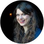 eine Frau, sie lacht