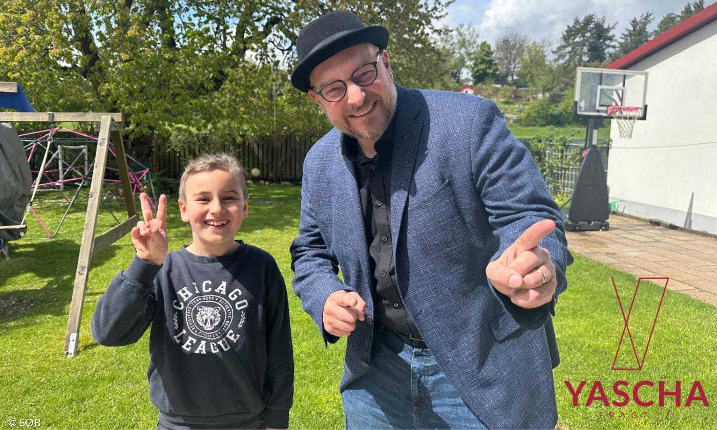 Ein Junge und ein Mann im Garten