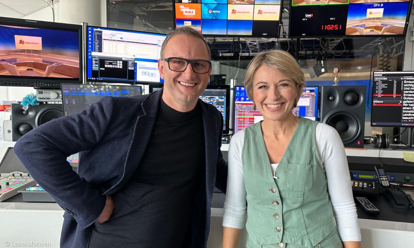 Ein Mann und eine Frau posieren in einem Aufnahmestudio