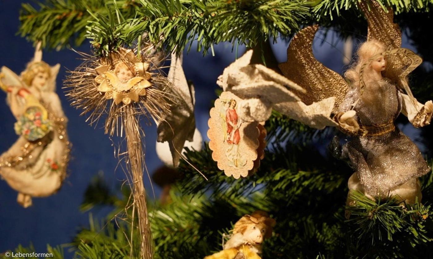 Weihnachtsschmuck an einem Tannenbaum