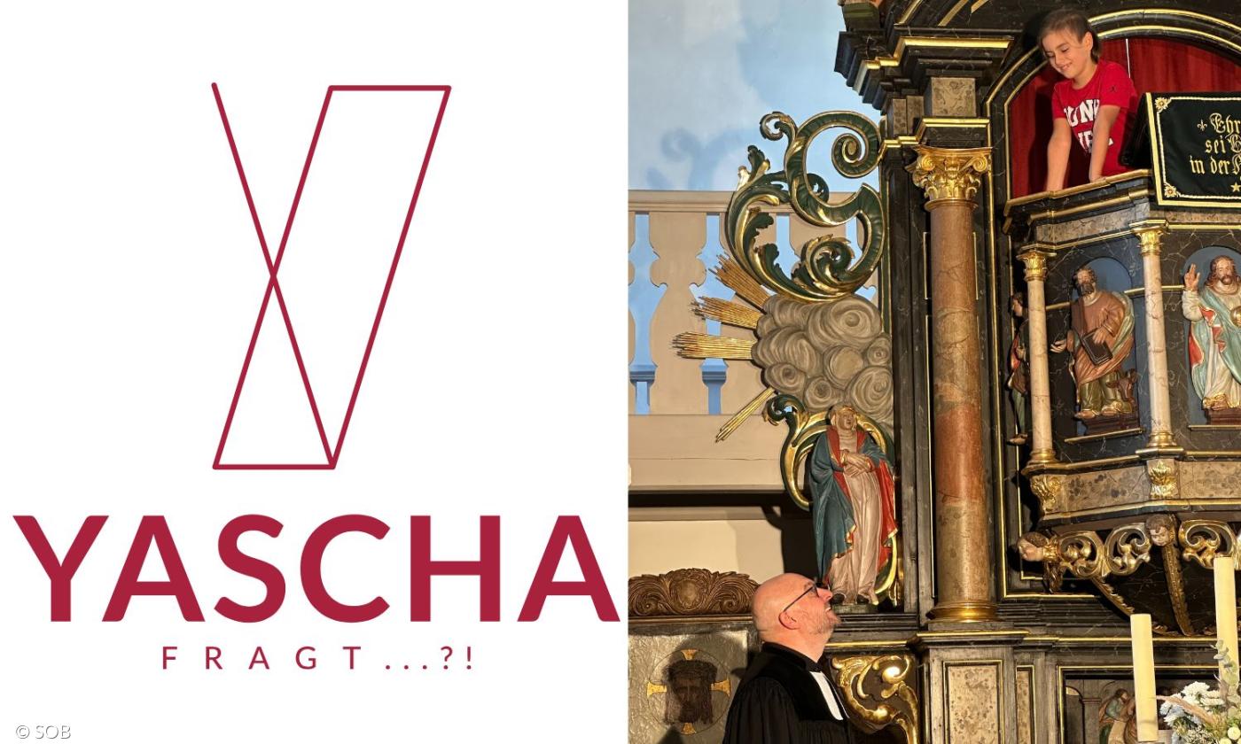 Ein Pfarrer und ein Junge in der Kirche