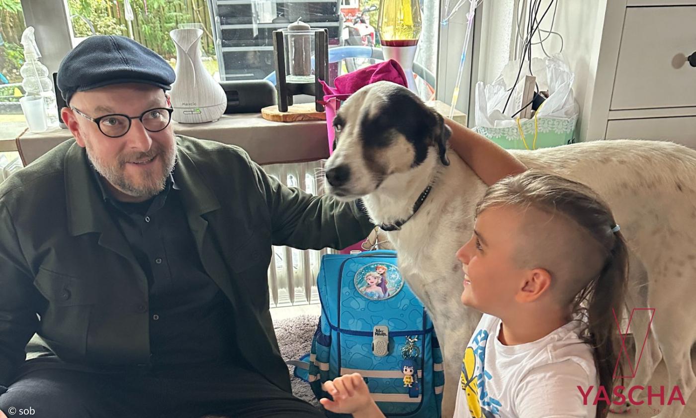 Ein Mann, ein Junge und ein Hund