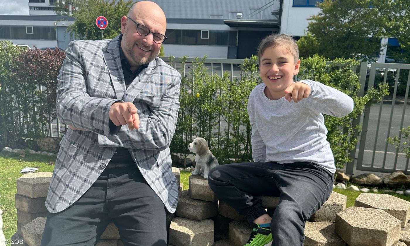Ein Mann und ein Junge sitzen im Garten
