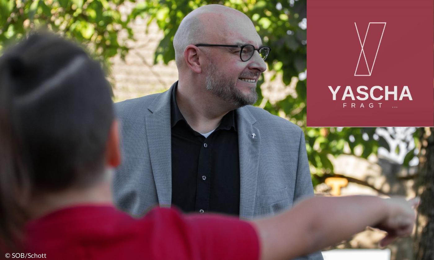Hannes Schott blickt in die Richtung, in die Yascha zeigt