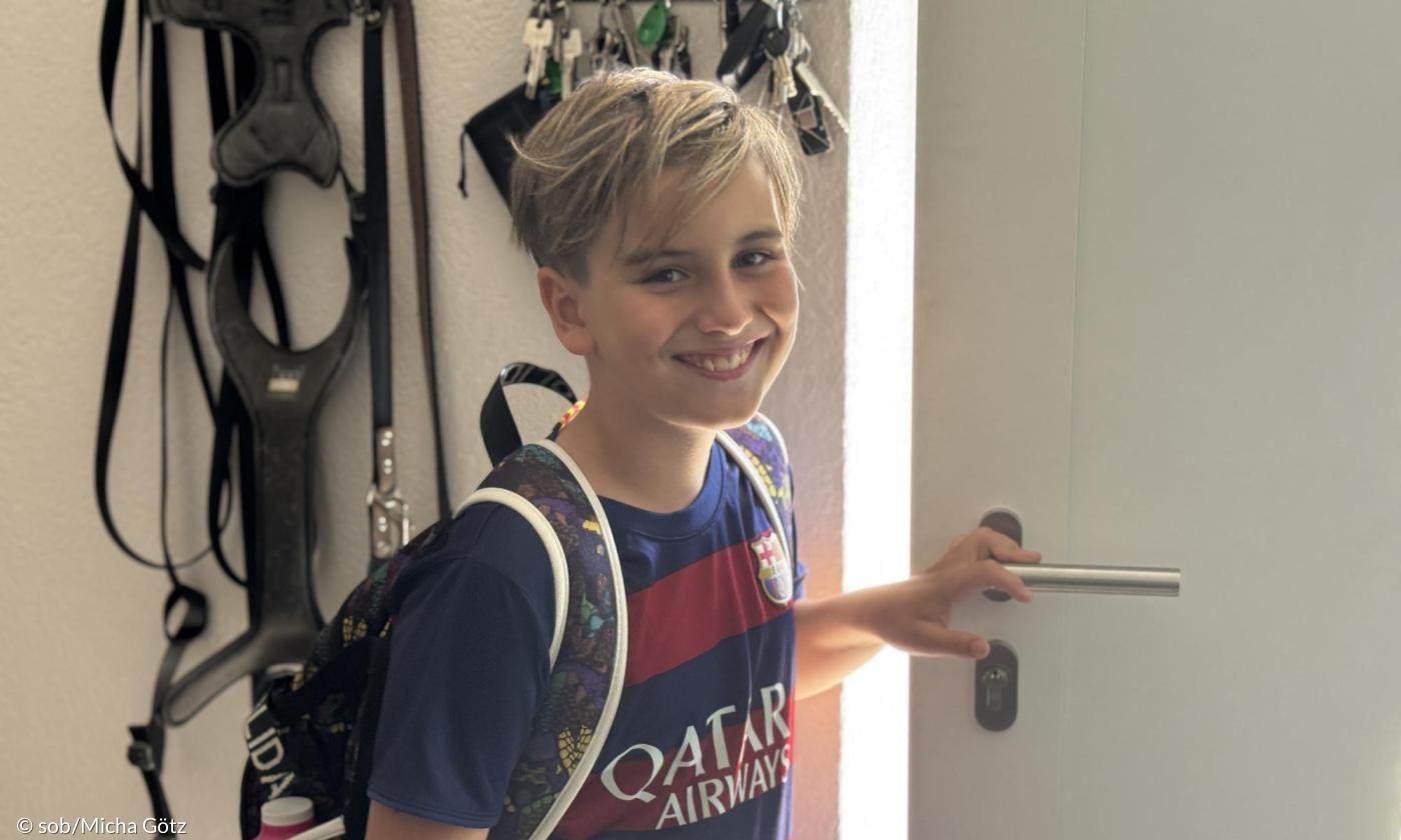 Ein Junge in einem Fußballtrikot