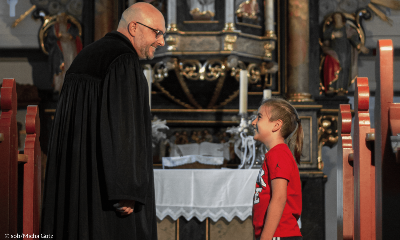 Ein Pfarrer und ein Junge