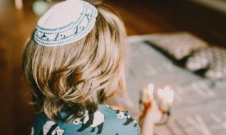 Ein Kind trägt eine Kippa