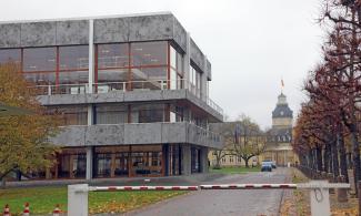 Ein graues Gebäude