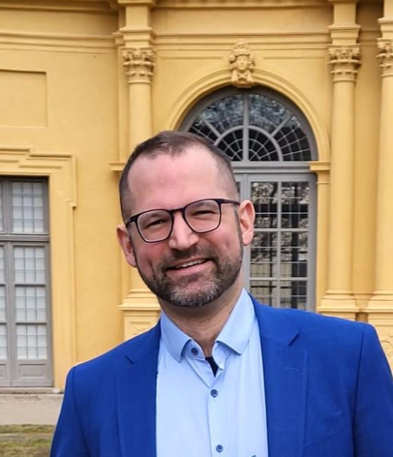 Ein Mann im blauen Anzug