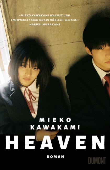 Zwei Kinder in japanischen Schuluniformen