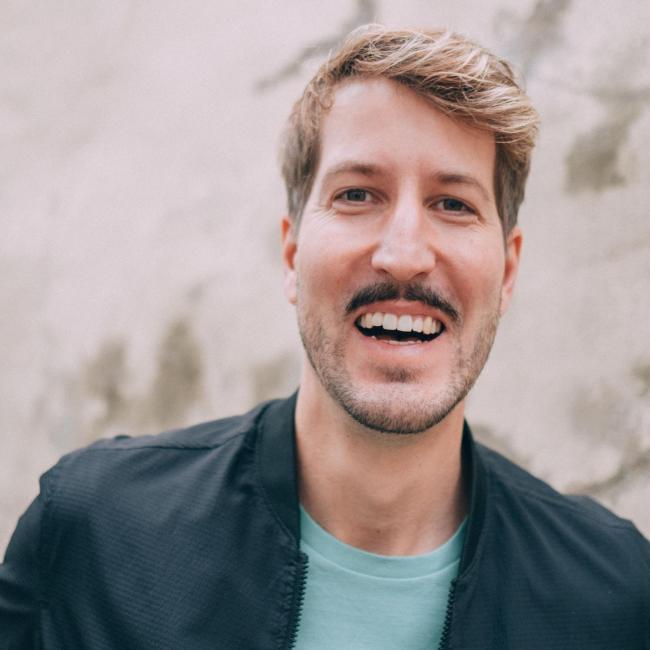 Ein Mann, er lacht