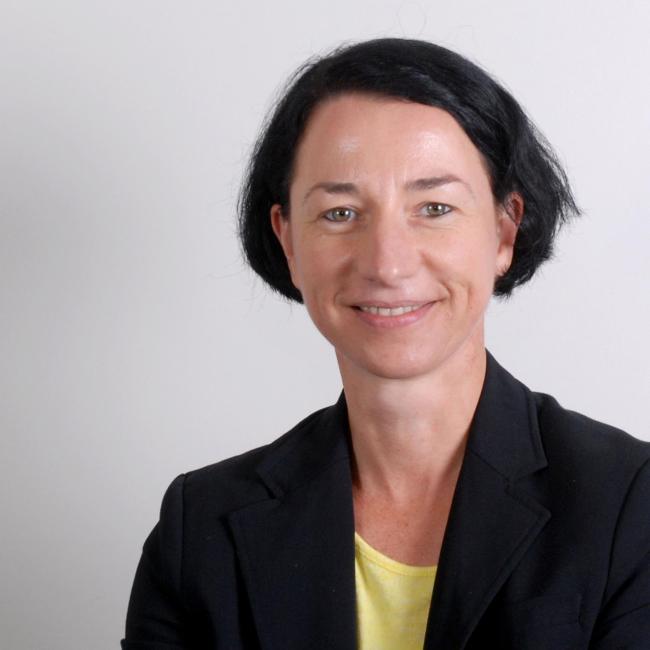 Eine Frau mit kurzen, schwarzen Haaren