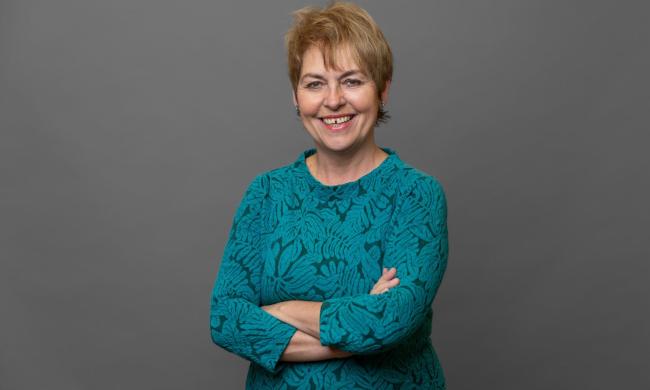 Eine Frau, sie lacht