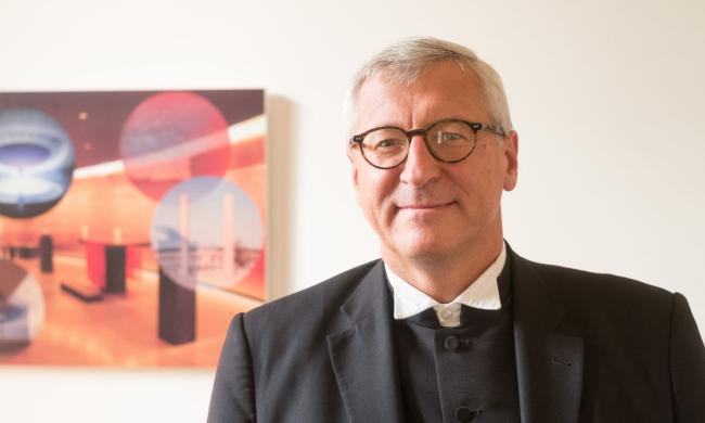 Ein Mann mit Brille und geistlichem Gewand