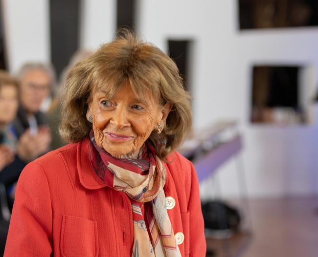 Eine Frau, sie lächelt