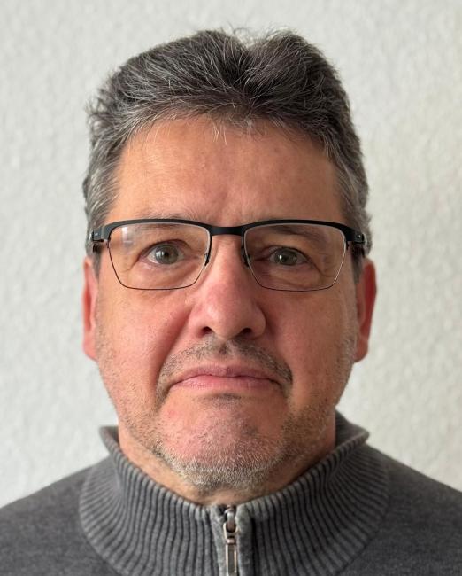 Ein Mann mit Brille