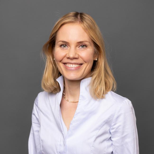 Eine Frau, sie lacht