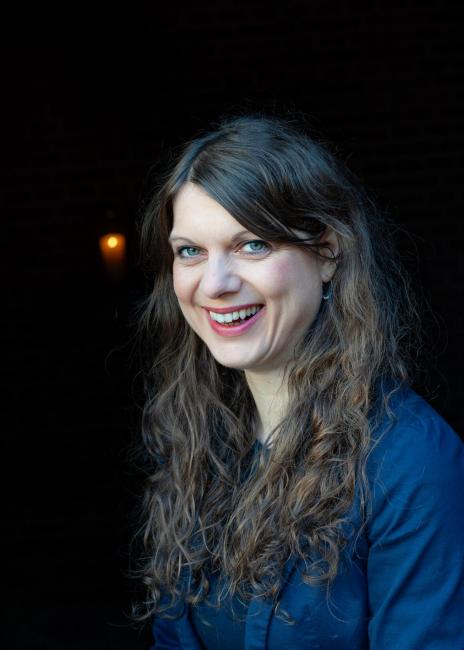 eine Frau, sie lacht