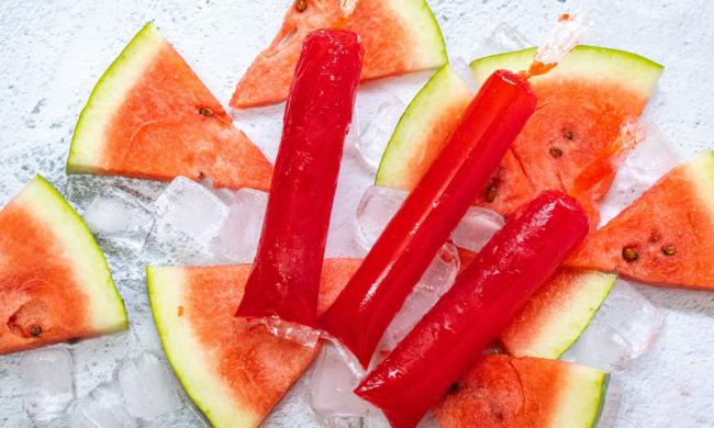 Melonenschnitze mit Wassereis in rot