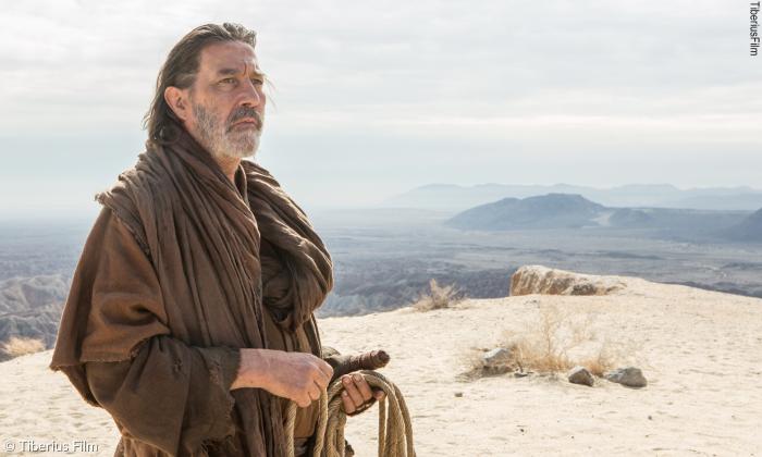 Mit einer halsbrecherischen Kletterei versucht der Vater (Ciaran Hinds) an einen Edelstein in den Felsen zu kommen, um die Zukunft seiner Familie zu sichern.