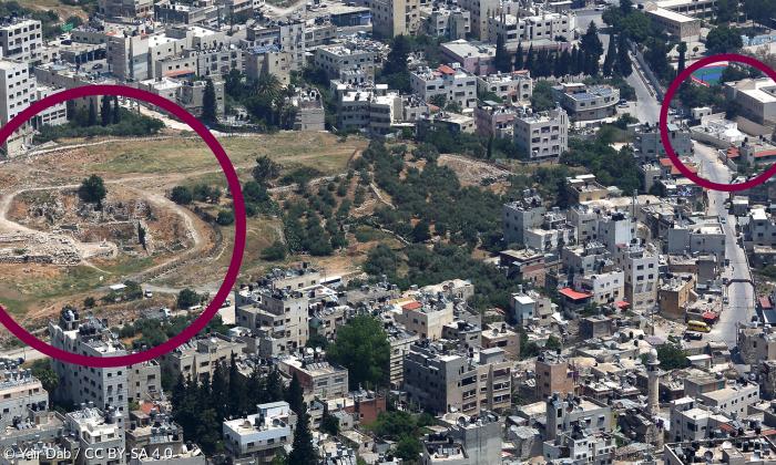 Luftaufnahme von Nablus. Markierung links: Ausgrabungen Sichem (Tell Balata); rechts: Josefsgrab.