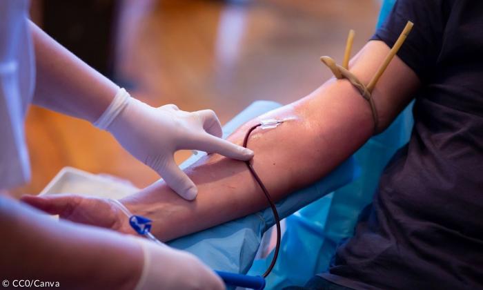 Ein Arm bei der Blutabnahme