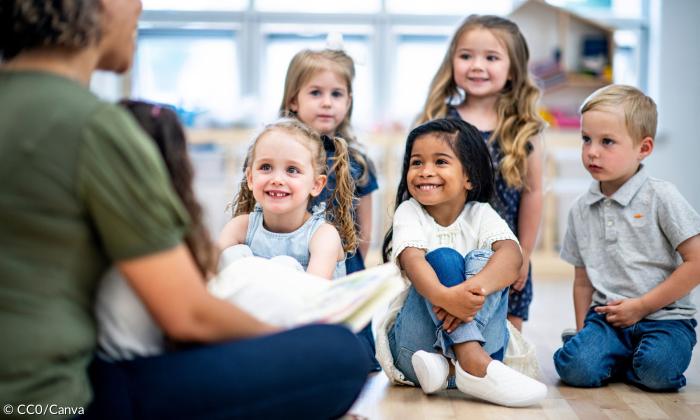 Kinder hören zu, wie ihnen vorgelesen wird
