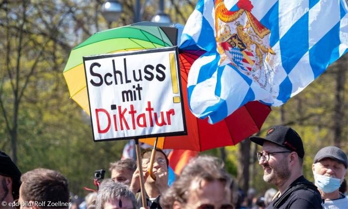 Demonstrant*innen mit einer bayerischen Fahne und einem Plakat "Schluss mit Diktatur"