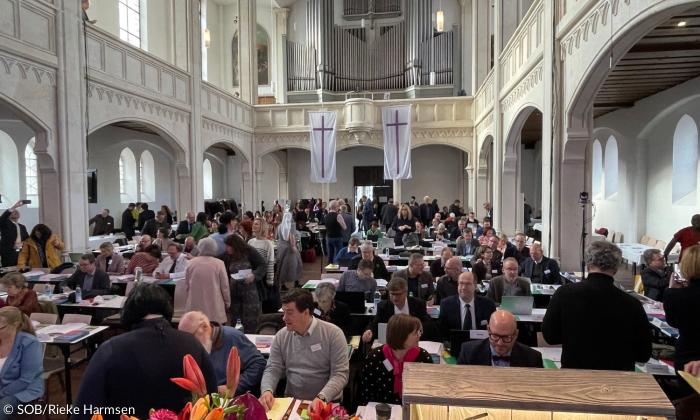 Die Markuskirche, gefüllt mit Synodalen