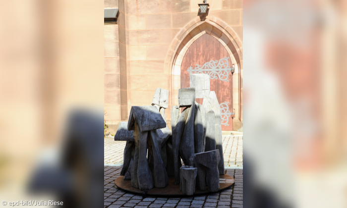 Skulptur "Welt aus den Fugen"