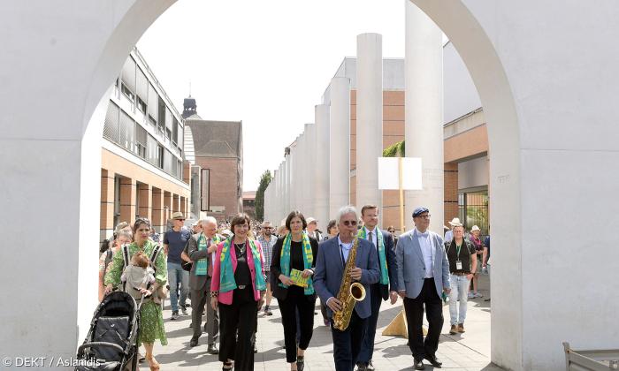38. Deutscher Evangelischer Kirchentag in Nürnberg - Auftakt vor dem Auftakt: Einzug durch die Straße der Menschenrechte am Mittwoch mit Nürnbergs Regionalbischöfin Elisabeth Hann von Weyhern (rote Jacke).