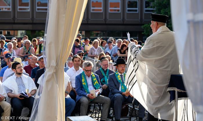 38. Deutscher Evangelischer Kirchentag in Nürnberg - Rabbiner Steven Langnas beim jüdischen Gottesdienst am Samstagabend auf dem Nürnberger Hans-Sachs-Platz. In der Mitte der ersten Besucherreihe Kirchentagspräsident Thomas de Maizière.