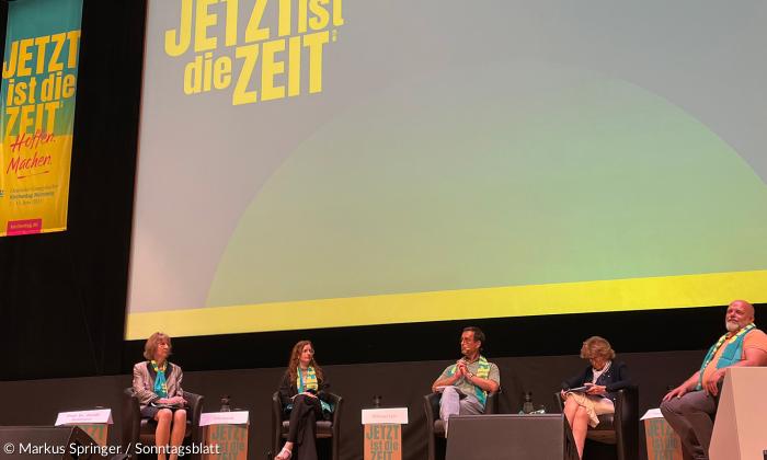 38. Deutscher Evangelischer Kirchentag in Nürnberg - Hauptpodium "Fokus Israel und Palästina. Wo sind die Brücken in die Zukunft?" mit Aleida Assmann, Ella Treml, Michael Sahr, Charlotte Knobloch, Frank Müller