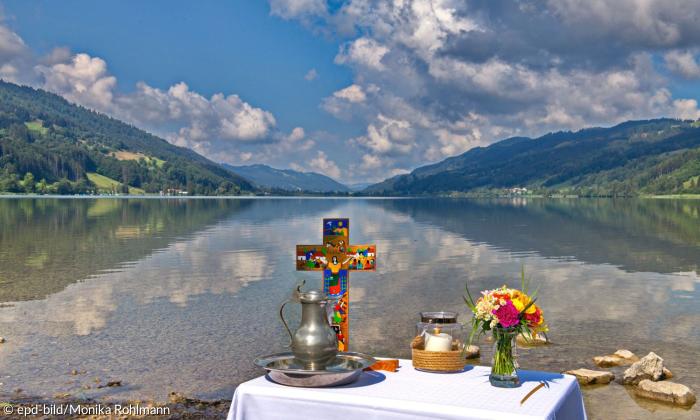 Ein See, davor ein Altar 