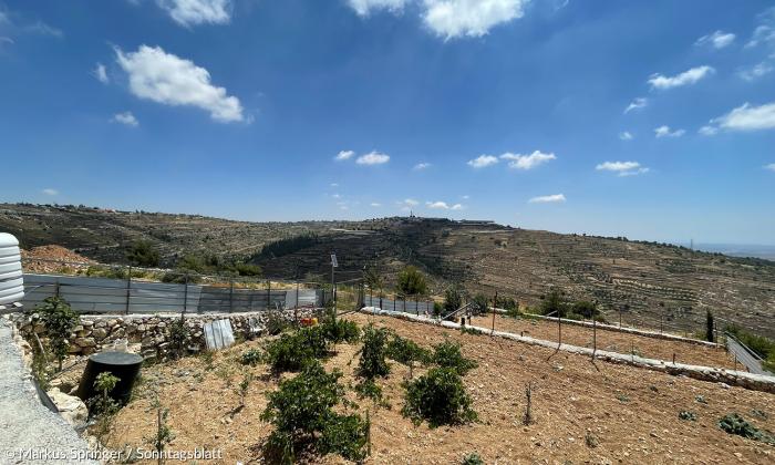 Ein Feld der Familie Nassar und der Blick auf die Siedlungen Rosh Tzurim und Elazar.