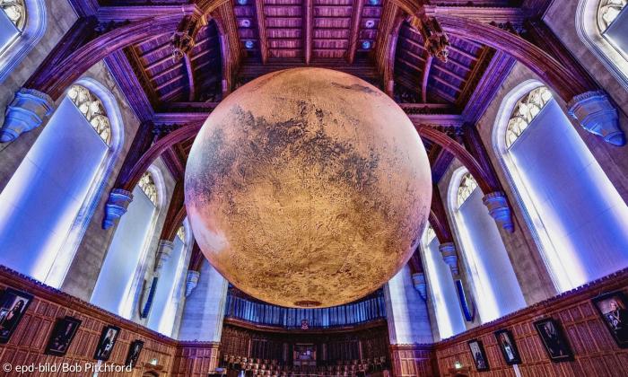 Ein riesiger Planet hängt in einer Kirche