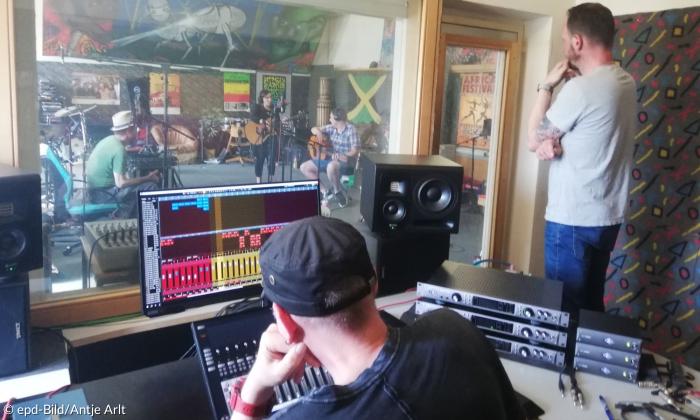 Menschen in einem Musikstudio