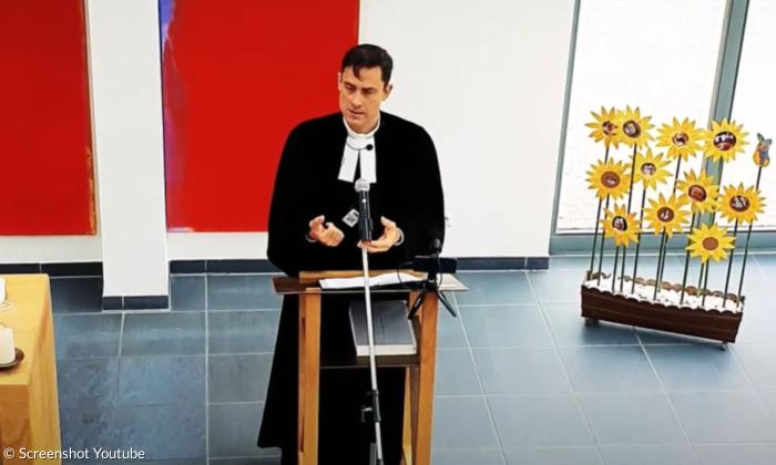 Ein Mann im Talar