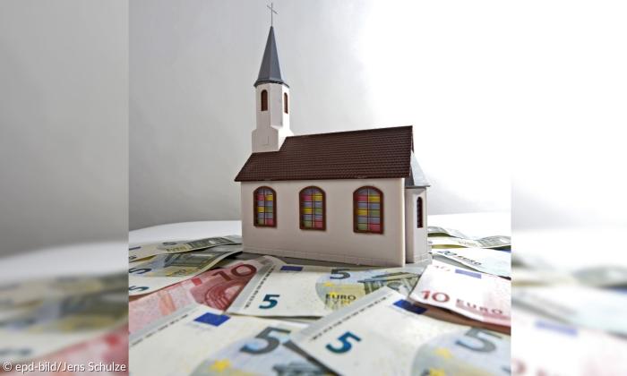 eine Kirche steht auf Gelscheinen