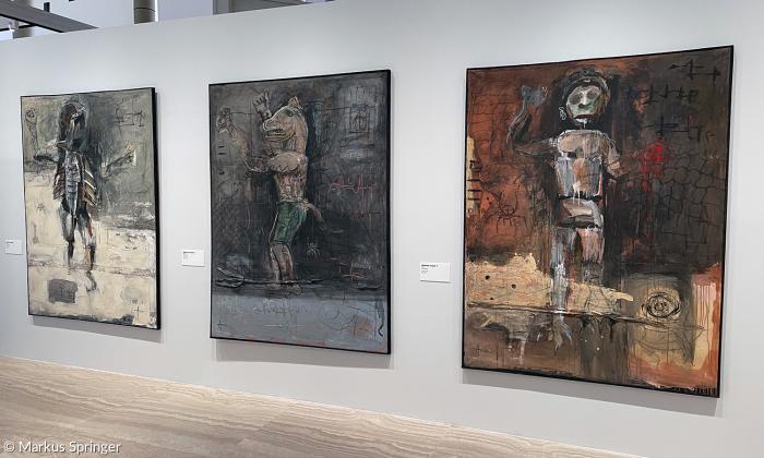 Youss Atacora: Kondo le requin (Kondo, der Hai; ganz links), 2019; daneben Réalisme stupide 1 und 2, 2019, Sammlung der Galerie Nationale Benin.