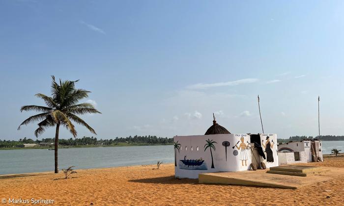 Vodun-Tempel am Ufer der Mono-Mündung, Benin.