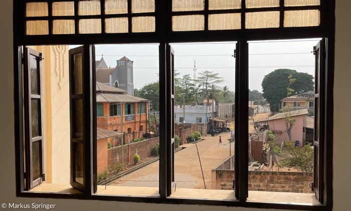 Koloniales Ouidah: Blick aus einem Fenster der Fondation Zinsou.