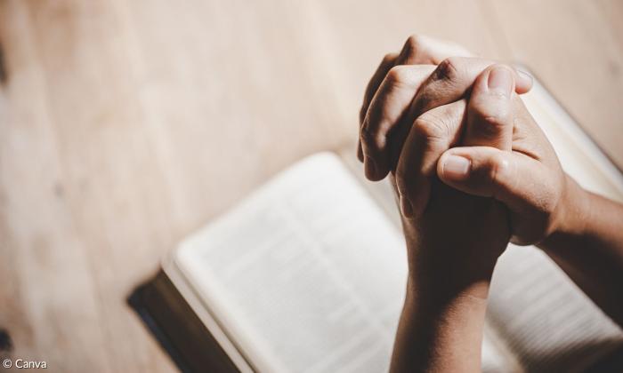 Betende Hände über der Bibel
