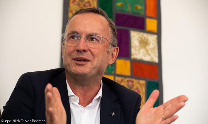 Ein Mann mit Brille