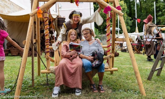  Heidi Wolfsgruber als „Lagerpfarrerin“ bei den Uffenheimer Rittertagenauf der "Diversitäts-Schaukel"