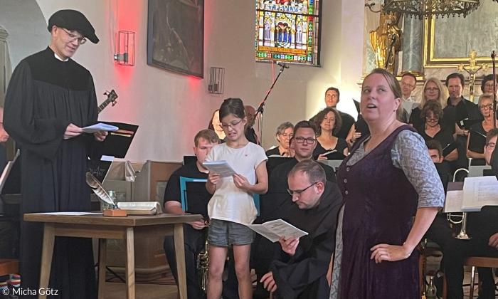 Kirchahorner Pfarrer spielt den Luther